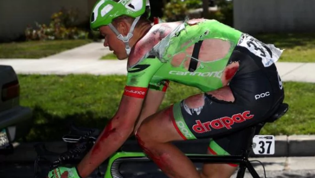 #Video Ciclista sufre fuerte caída y continúa compitiendo