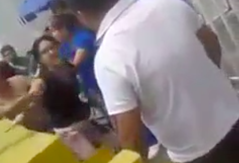 #Video Choferes golpean a usuario por quejarse del precio de tarifa