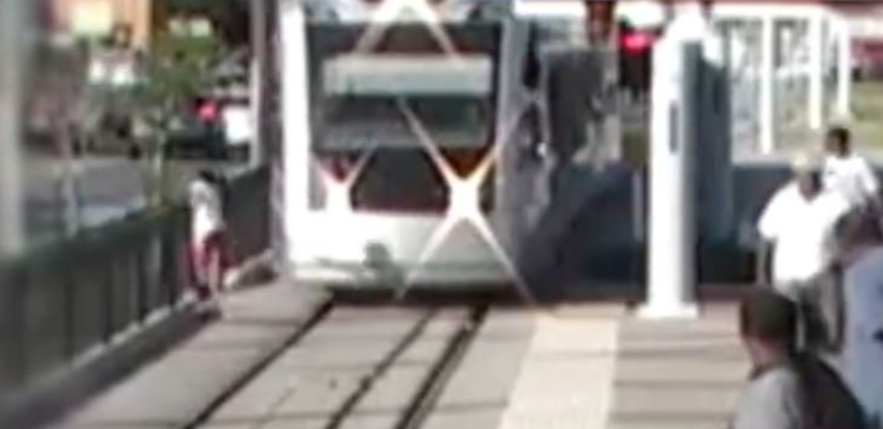 #Video Tren casi atropella a niño en Houston