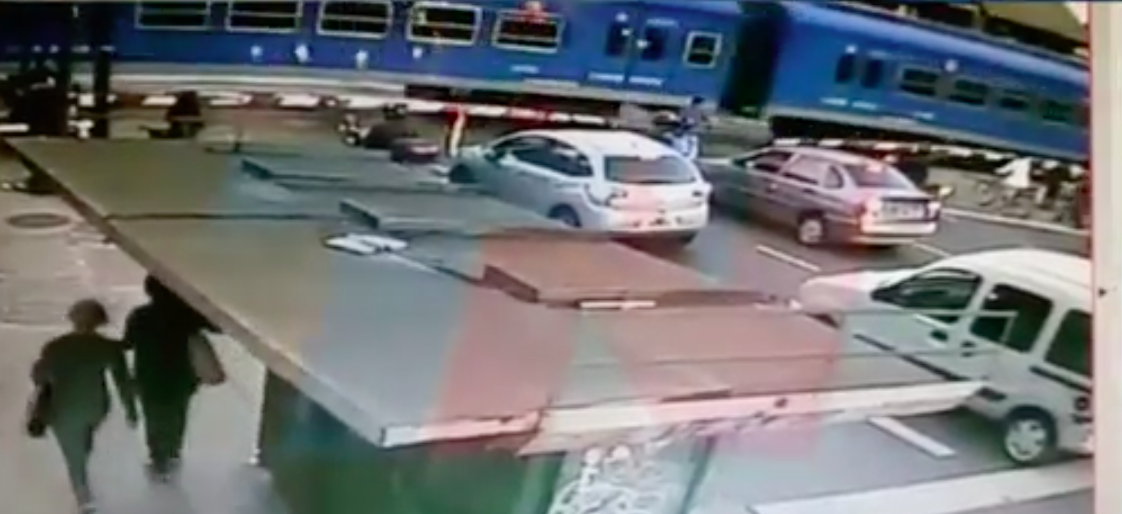 #Video Ciclista se salva de ser arrollado por tren en Argentina #Video Ciclista se salva de ser arrollado por tren en Argentina