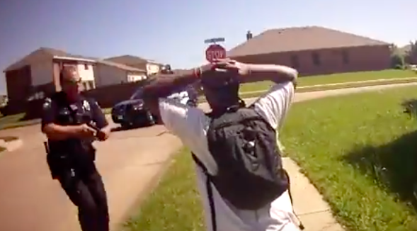 #Video Policía agrede a hombre esposado en Texas