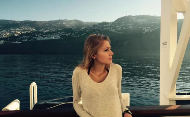 Exoneran a mujer que apuñaló a su novio por ser ‘excelente’ alumna