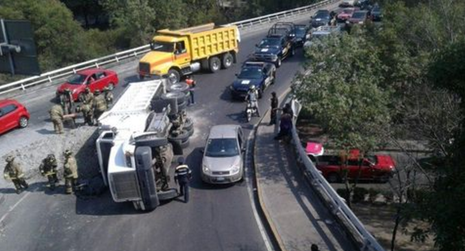 Volcadura de camión provoca cierre de Periférico Sur