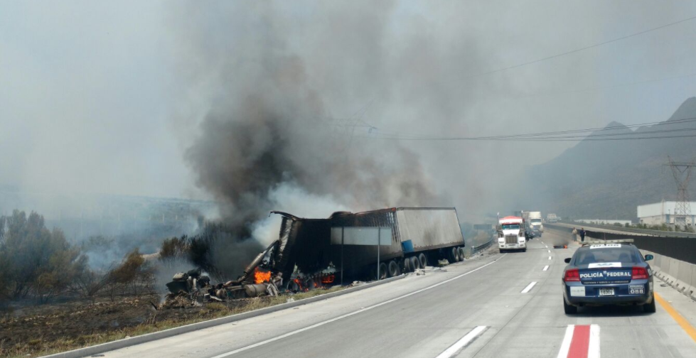 Conductor pierde la vida en choque de tráileres en la Saltillo-Monterrey