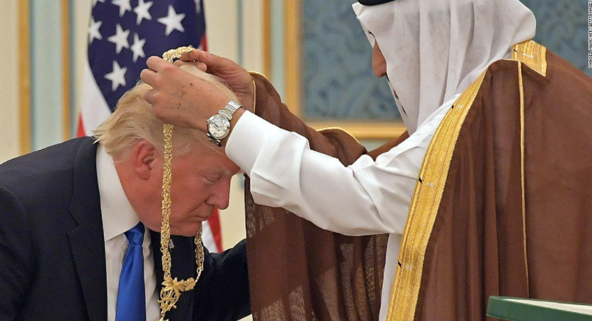 #Video Trump hace reverencia ante el rey de Arabia Saudita