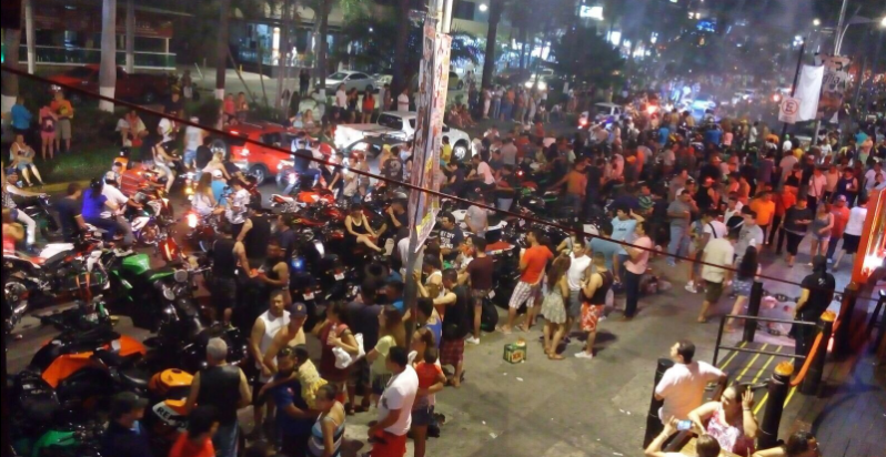 #Video Saquean Oxxo en Acapulco enfrente de federales