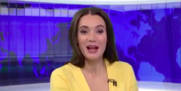 #Video Perro interrumpe transmisión noticiera en Rusia