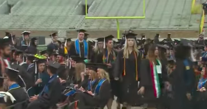 #Video Estudiantes abandonan graduación en discurso de Mike Pence
