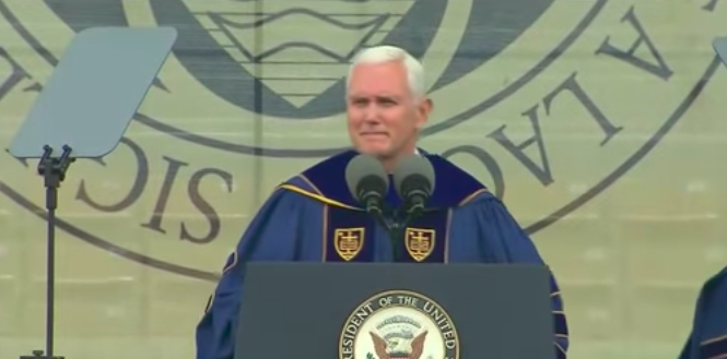 #Video Estudiantes abandonan graduación en discurso de Mike Pence - Captura-de-pantalla-2017-05-21-a-las-16.33.05