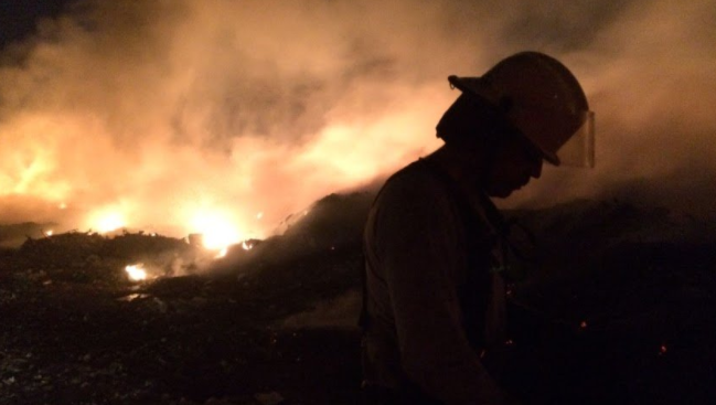 Bomberos rescatan a hombre de incendio en Durango