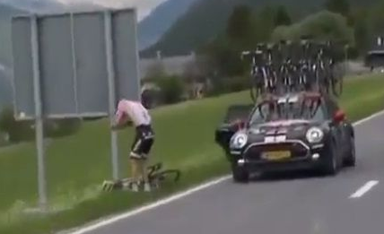 #Video Ciclista para al baño en plena carrera