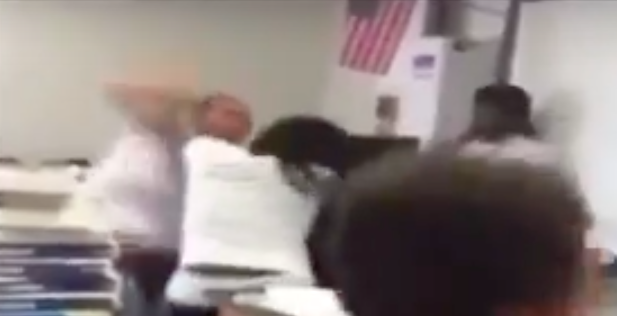 #Video Empleadas de secundaria pelean frente a alumnos