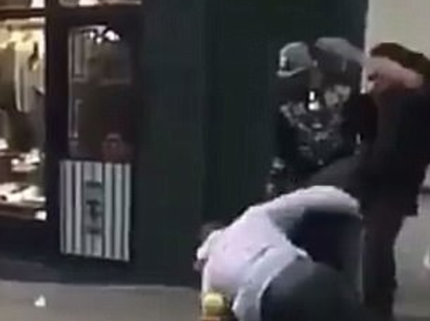 #Video Futbolista del Manchester City participa en pelea callejera - Captura-de-pantalla-2017-05-24-a-las-09.52.12