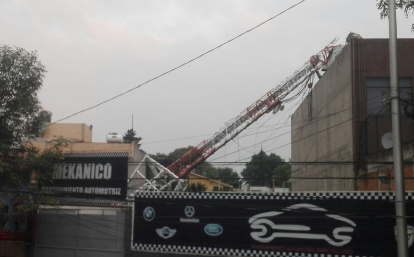 Cae antena de telefonía en Viaducto Tlalpan Cae antena de telefonía en Viaducto Tlalpan
