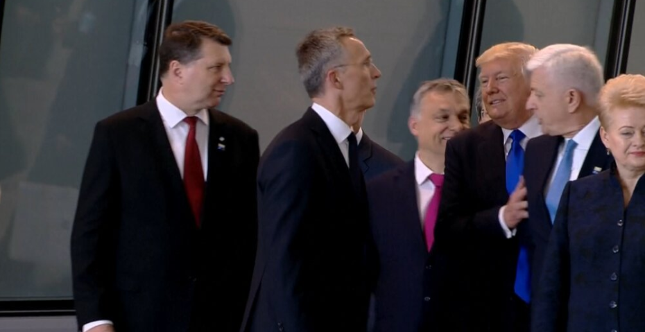 #Video Trump empuja a primer ministro para quedar frente a las cámaras