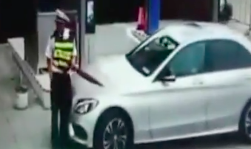 #Video Conductor atropella a policía para no ser infraccionado