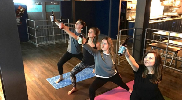Disciplina combina yoga con cerveza