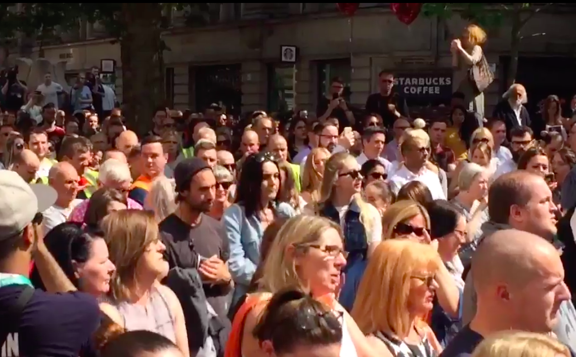 #VIDEO Miles de personas cantan en homenaje a víctimas de ataque en Manchester