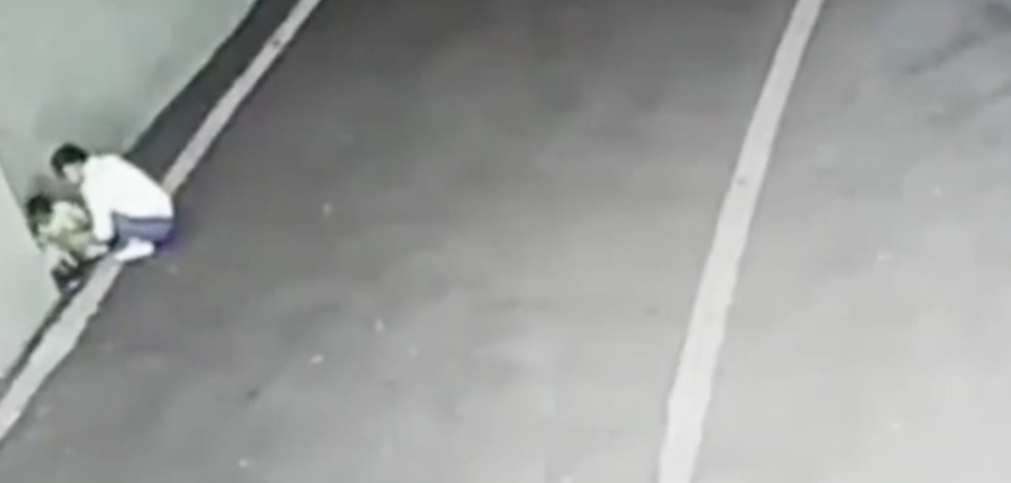 #Video Mujer abandona a bebé en estacionamiento de China