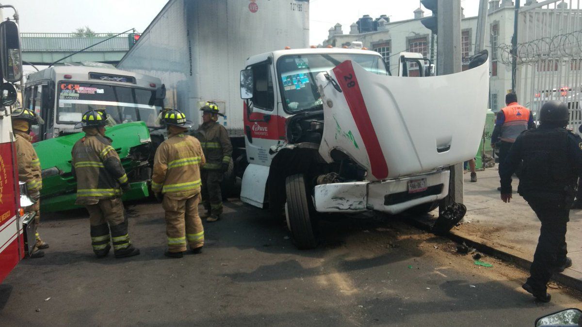Choque entre microbús y tráiler deja dos heridos en Iztacalco