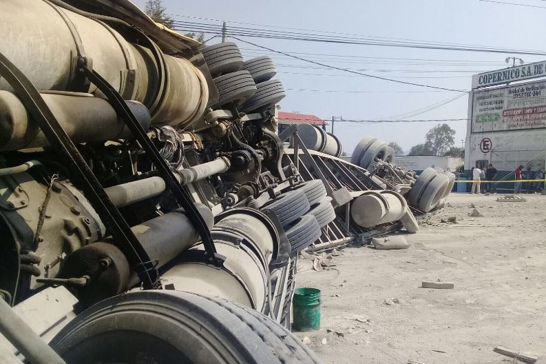 Muere niño en la volcadura de tráiler en la Texcoco-Zacatepec