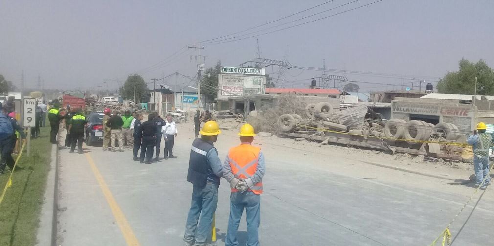 Muere niño en la volcadura de tráiler en la Texcoco-Zacatepec - DANRSg4V0AUBiSV