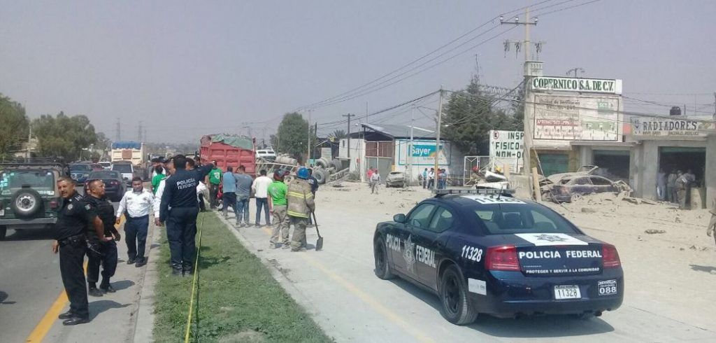 Muere niño en la volcadura de tráiler en la Texcoco-Zacatepec - DANRSg5UAAAPUS9-1024x490
