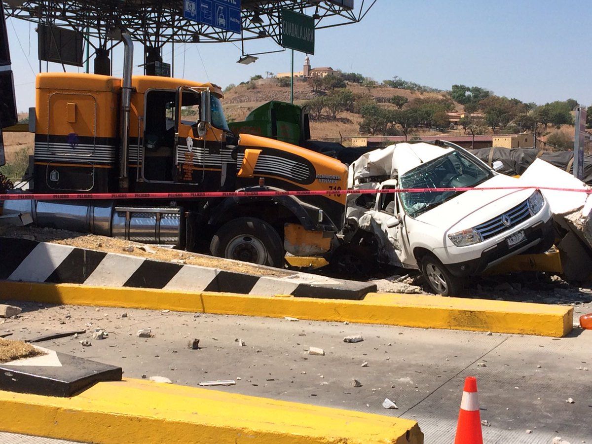 Choque de tráiler deja tres heridos en caseta de Autopista Guadalajara-Tepic
