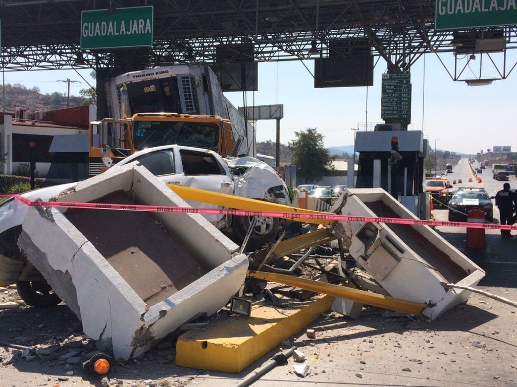 Choque de tráiler deja tres heridos en caseta de Autopista Guadalajara-Tepic - DAXbsOvVYAQC8ET-1024x768
