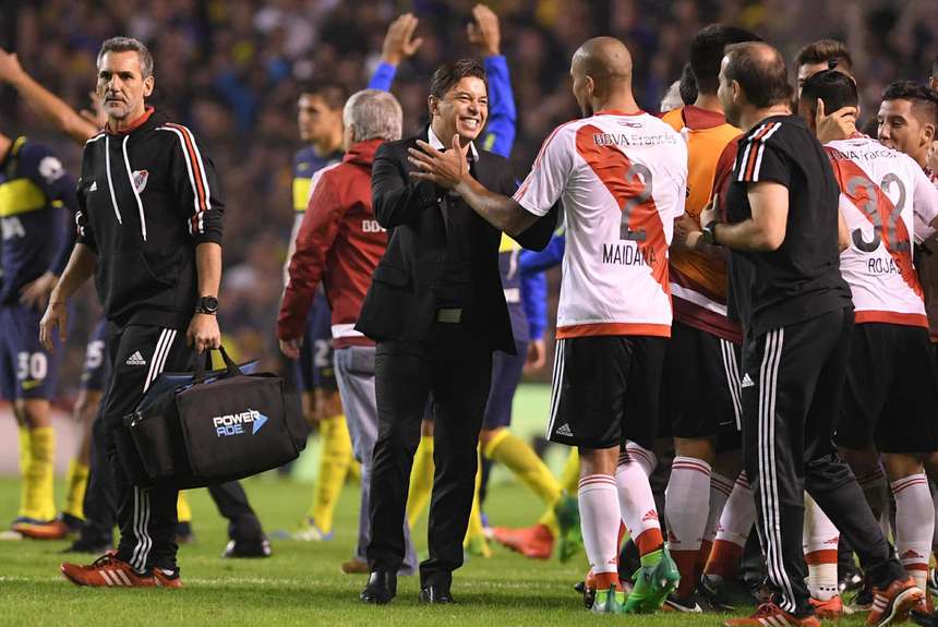 River se impone al líder Boca en La Bombonera - Gallardo-festejo-triunfo-Bombonera_OLEIMA20170514_0261_15