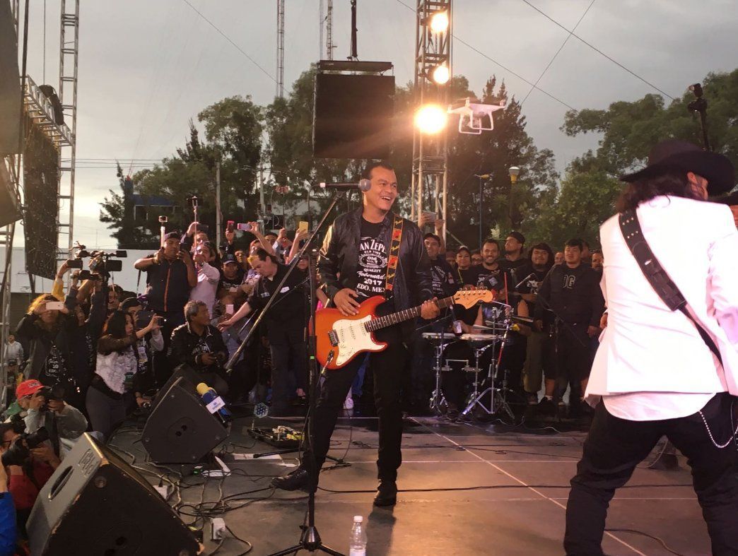 #VIDEO Juan Zepeda canta en su cierre de campaña