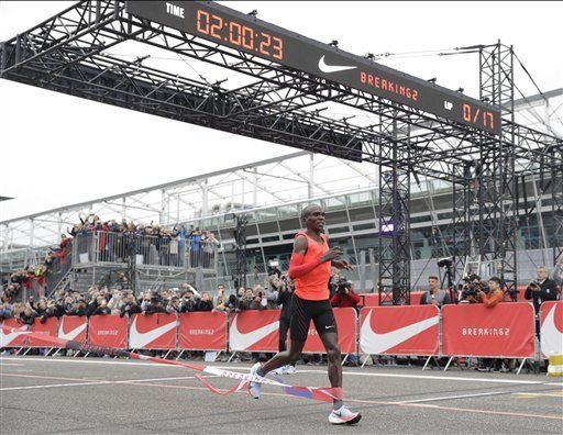 Keniano completa maratón en 2 horas y 26 segundos - Kipchoge