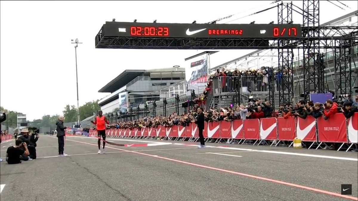 Keniano completa maratón en 2 horas y 26 segundos