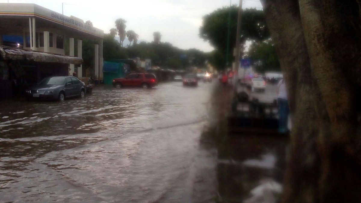 Fuerte lluvia en Oaxaca deja daños materiales