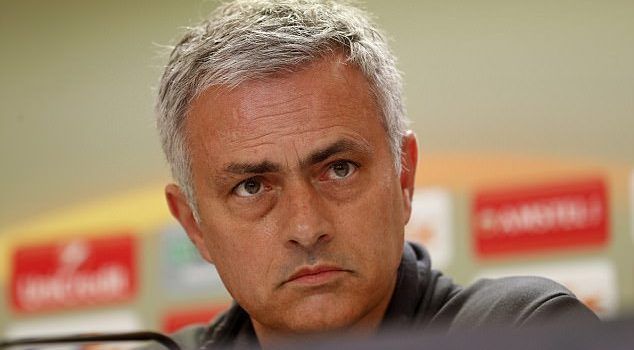 Luke Shaw estará fuera el resto de la temporada: Mourinho