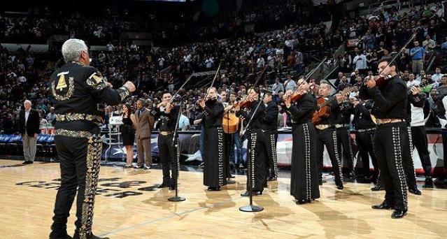 #Video Mariachis interpretan himno de EE.UU. en juego de la NBA