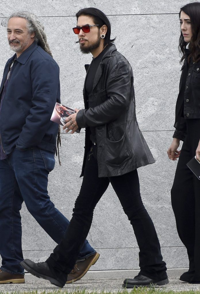 Realizan funeral de Chris Cornell en Los Ángeles - SOP-AP-SPANA-SPANENT-_De-l-7-696x1024