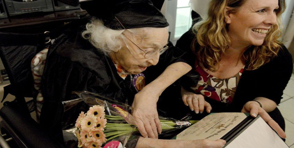Mujer se gradúa de secundaria a los 105 años de edad