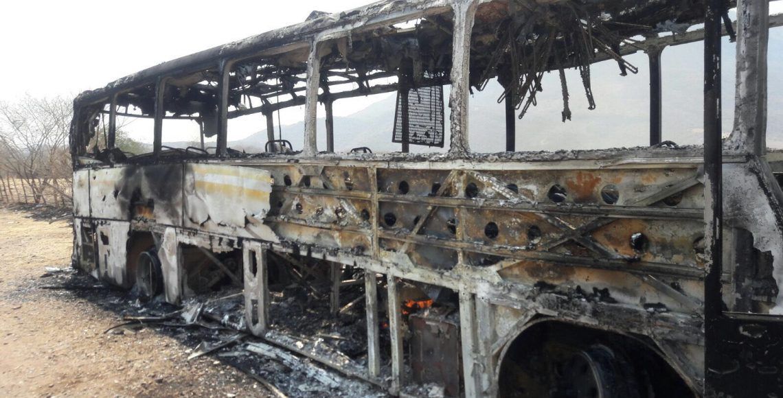 Autodefensas incendian vehículos tras enfrentamiento en Totolapan