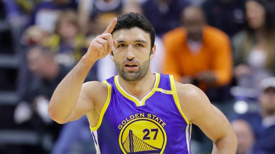 Aficionados demandan a Zaza Pachulia de Golden State