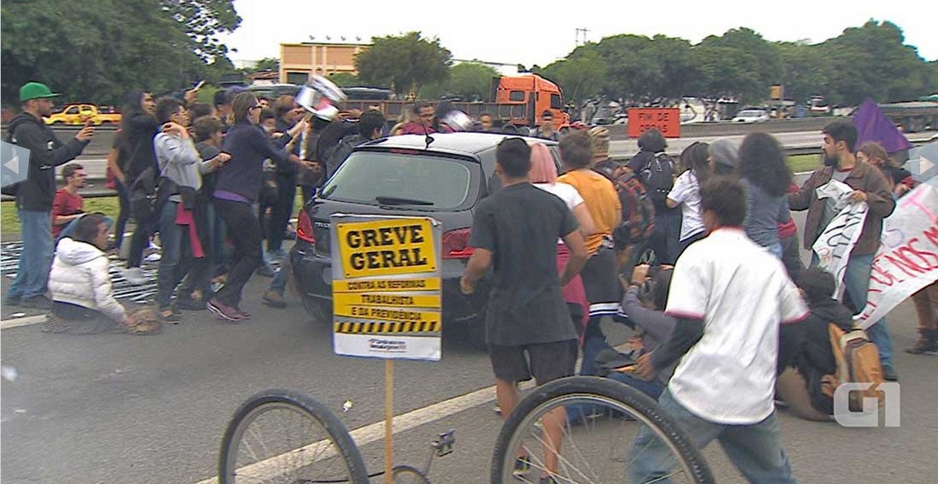 #Video Conductor atropella a grupo de manifestantes en Brasil