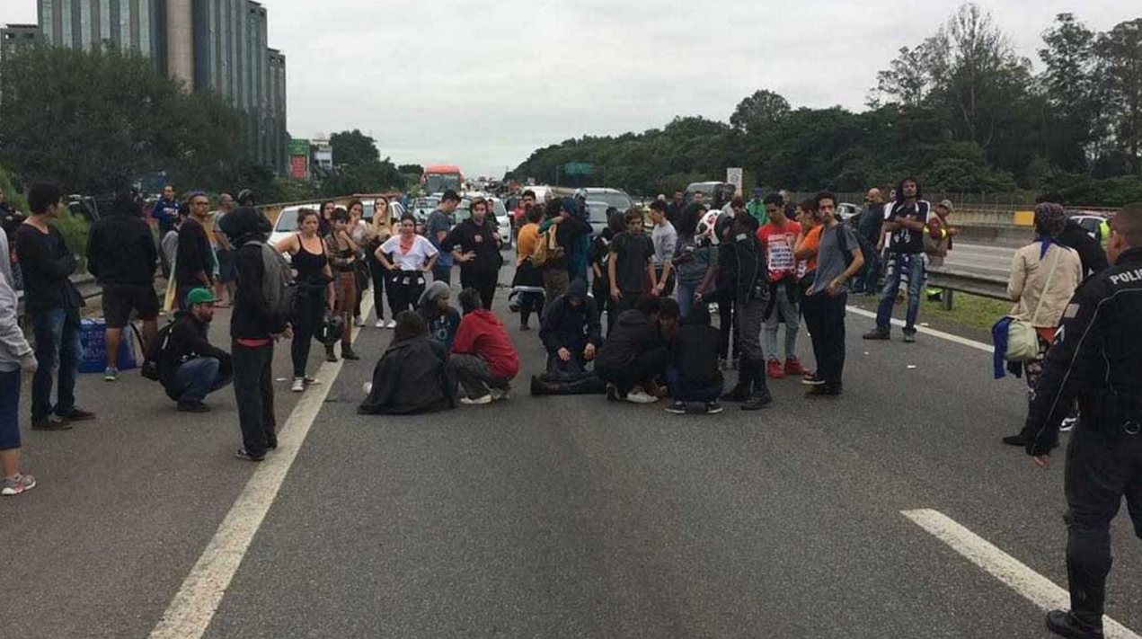 #Video Conductor atropella a grupo de manifestantes en Brasil - accidente-3
