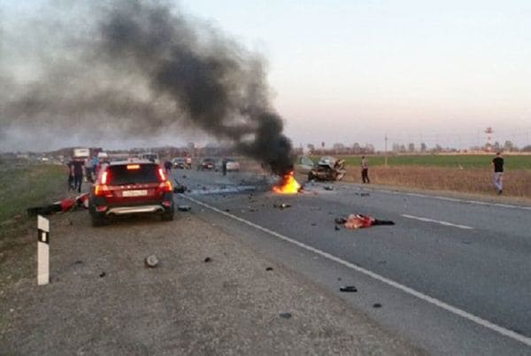 #Video Motociclistas chocan contra auto en Rusia