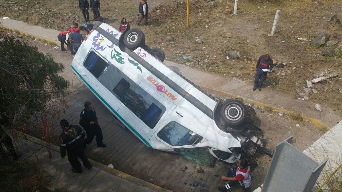 Volcadura deja tres muertos en la Autopista México-Pirámides