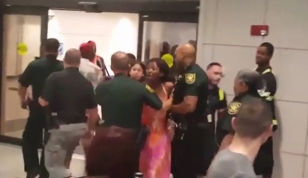 #Video Pelea en aeropuerto de Florida por vuelos cancelados