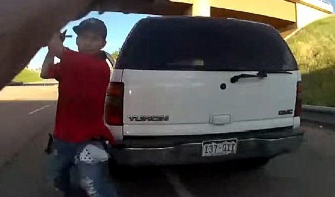 #Video Conductor golpea a policía con un rifle en Denver