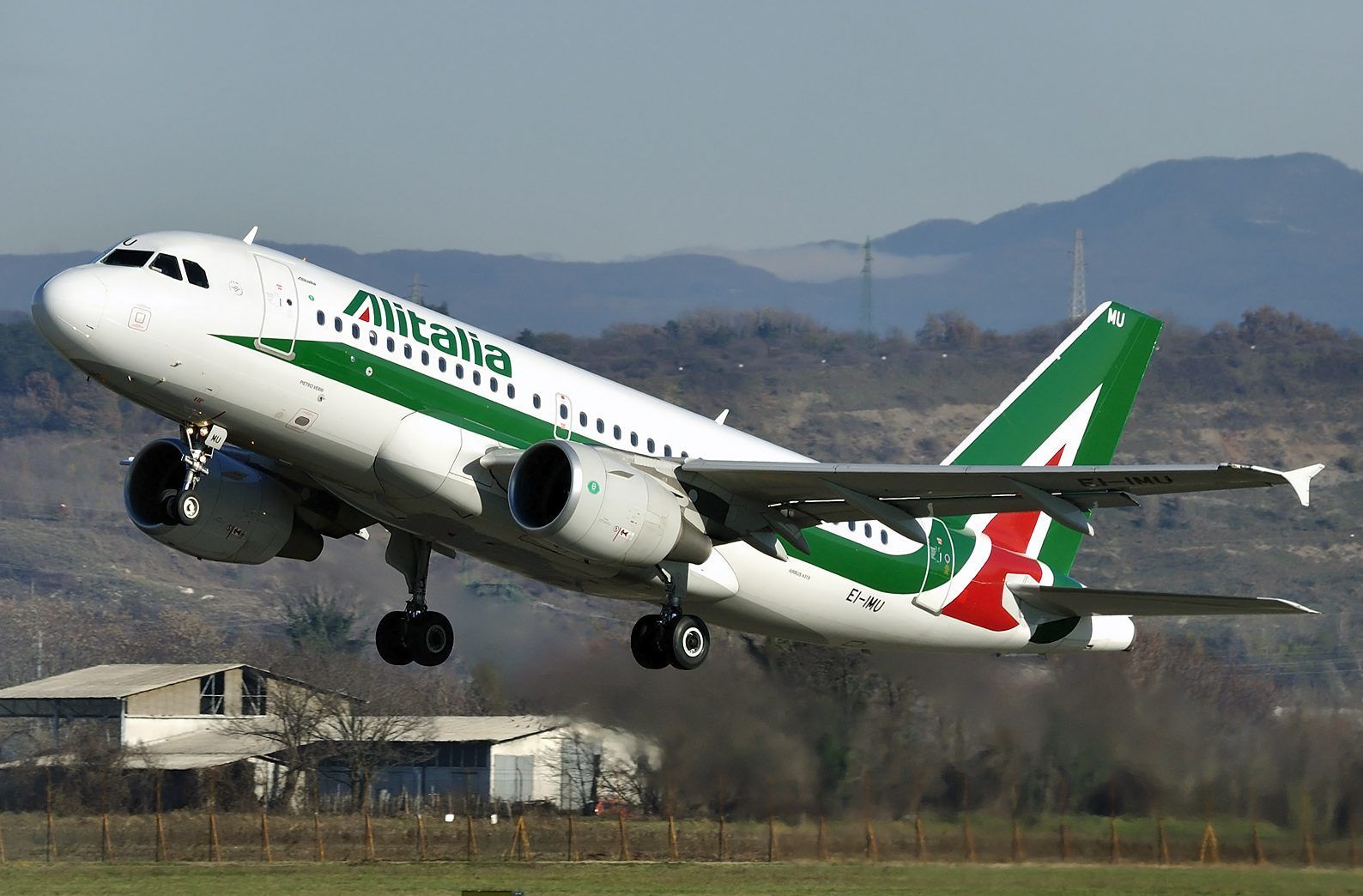 Estados Unidos podría prohibir las laptops en vuelos desde Europa - alitalia-1-e1494604902733