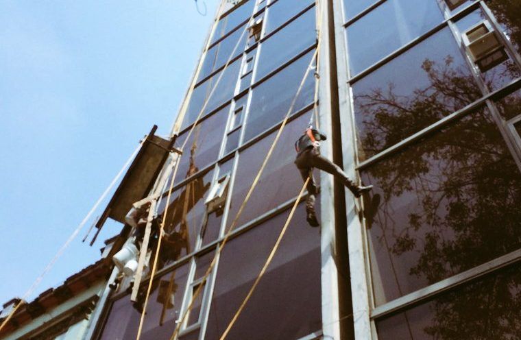 Dos trabajadores cuelgan de andamio en Avenida Chapultepec