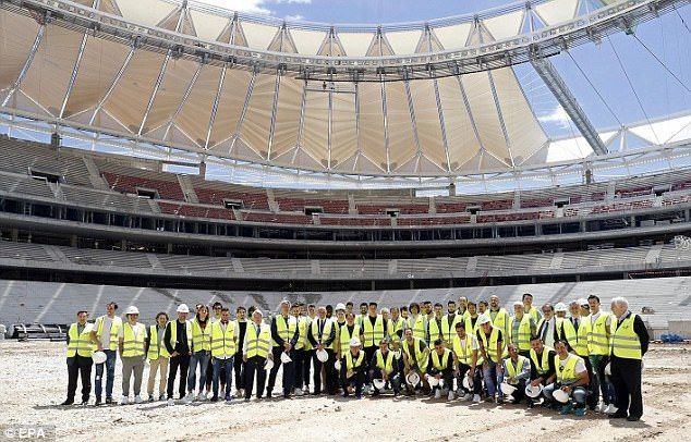 Jugadores del Atlético de Madrid visitan su nuevo estadio