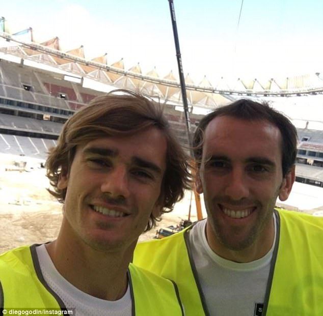 Jugadores del Atlético de Madrid visitan su nuevo estadio - atletico-de-madrid-3